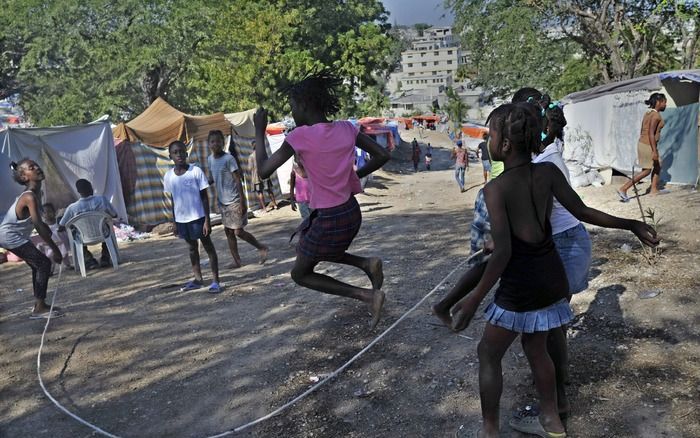 Spelende kinderen in de straten van Port-au-Prince. Foto EPA