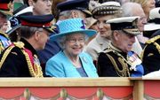 Queen Elizabeth II kijkt naar de militaire parade. Foto EPA