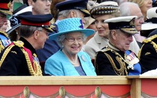 Queen Elizabeth II kijkt naar de militaire parade. Foto EPA