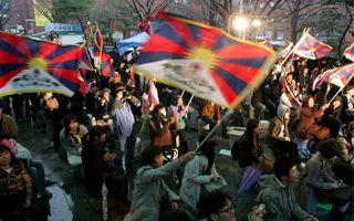 SEOUL – De protesten wereldwijd tegen het optreden van China in Tibet duren voort. Zaterdag demonstreerden Zuid Koreaanse pacifisten in de hoofdstad Seoul met Tibetaanse vlaggen en riepen leuzen als ”Vrij Tibet”. Foto EPA