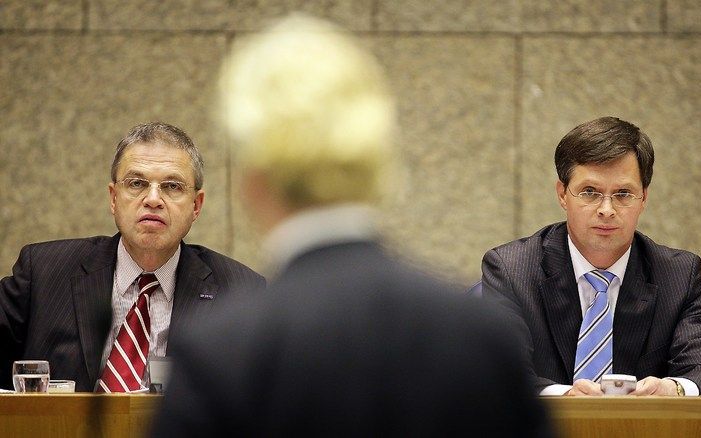 DEN HAAG - Minister van Justitie Hirsch Ballin en Minister President Balkenende luisteren naar Wilders van de PVV dinsdag tijdens het spoeddebat in de Tweede Kamer naar aanleiding van het verschijnen van de film Fitna. Foto ANP