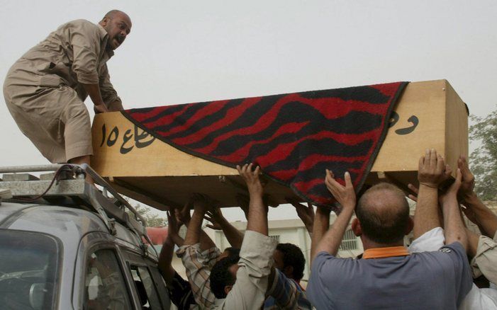 BAGDAD - Bij gevechten tussen het Amerikaanse en Iraakse leger en sjiitische extremisten in Bagdad zijn zondagavond en maandag zeker 45 leden van sjiitische bendes om het leven gekomen. Foto's EPA