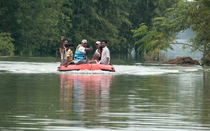 Zeker twintig mensen zijn om het leven gekomen in de overstroomde Indiase regio Bihar, doordat de reddingsboot waarin zij zaten kapseisde. In totaal hebben de overstromingen meer dan zeventig levens geëist. Foto EPA