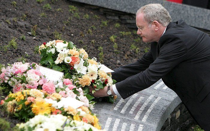 OMAGH - Minister Martin McGuinness legt bloemen neer tijdens de tiende herdenking van de bomaanslag in Omagh. Foto EPA