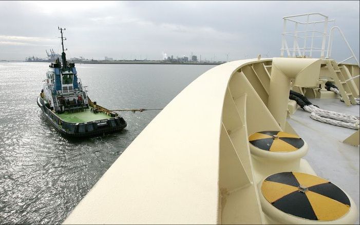 ROTTERDAM - Een boot van Smit Internationale sleept een containerschip in de haven van Rotterdam. Foto ANP