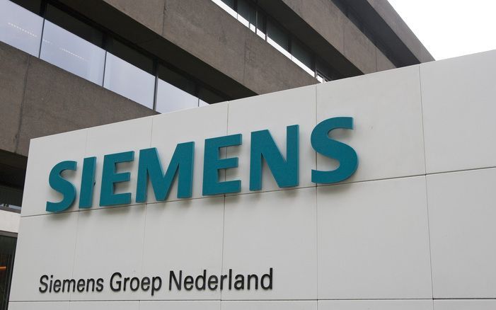 NEURENBERG – Een voormalig bestuurslid van Siemens heeft woensdag voor de rechtbank toegegeven dat hij tientallen miljoenen euro’s smeergeld heeft betaald. Foto EPA