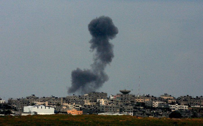 De Israëlische luchtmacht heeft vrijdag duizenden flyers uitgestrooid boven de Gazastrook. Israël roept de Palestijnen daarin op locaties te melden vanwaar militanten raketten afvuren, meldden ooggetuigen.Foto EPA