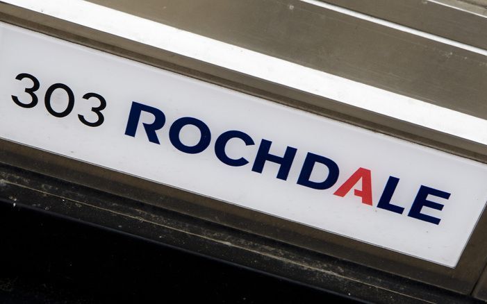 Minister Van der Laan heeft grote zorgen over de Amsterdamse woningcorporatie Rochdale.