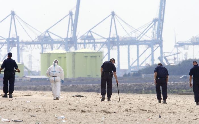 HOEK VAN HOLLAND - Vanwege sporenonderzoek is het strand bij Hoek van Holland nog enkele dagen gesloten. Foto ANP