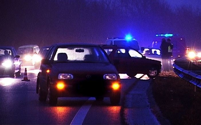 Op de A28 tussen Meppel en Assen zijn woensdagavond tientallen auto's door de plotseling gladheid van de weg geraakt. Foto ANP