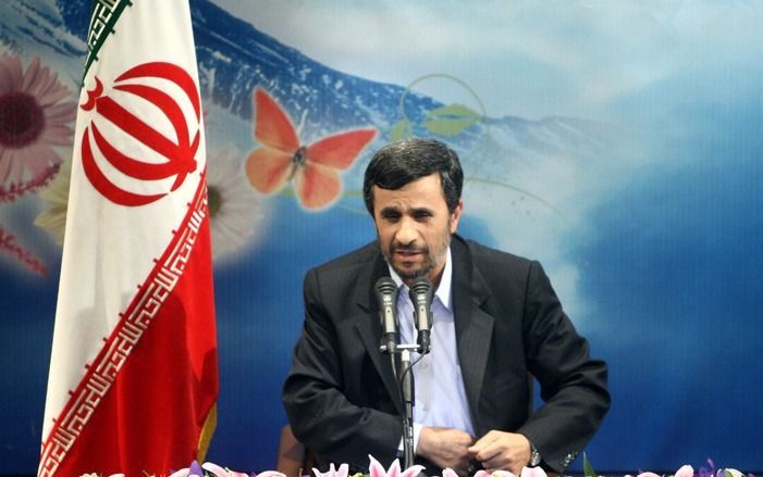 TEHERAN – De Iraanse president Mahmoud Ahmadinejad heeft het Westen gewaarschuwd zijn land geen sancties op te leggen. Op een persconferentie in Teheran dreigde hij dinsdag met een ongekend antwoord, „waardoor de westerse regeringen spijt zullen krijgen”.