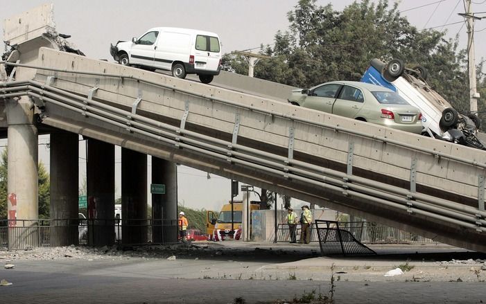 Verwoeste brug in Santiago, Chili. Foto EPA