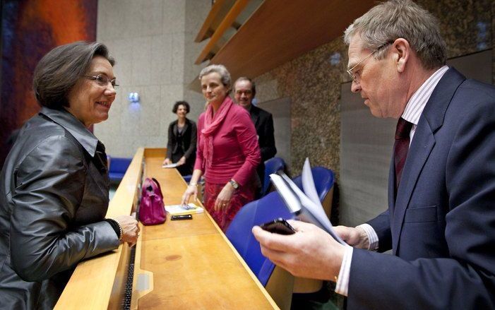 DEN HAAG - Voorzitter van de Tweede Kamer Gerdi Verbeet (L) neemt woensdag bij aanvang van de middagvergadering het Jaarverslag van Nationale Ombudsman Alex Brenninkmeijer (R) in ontvangst. Foto ANP