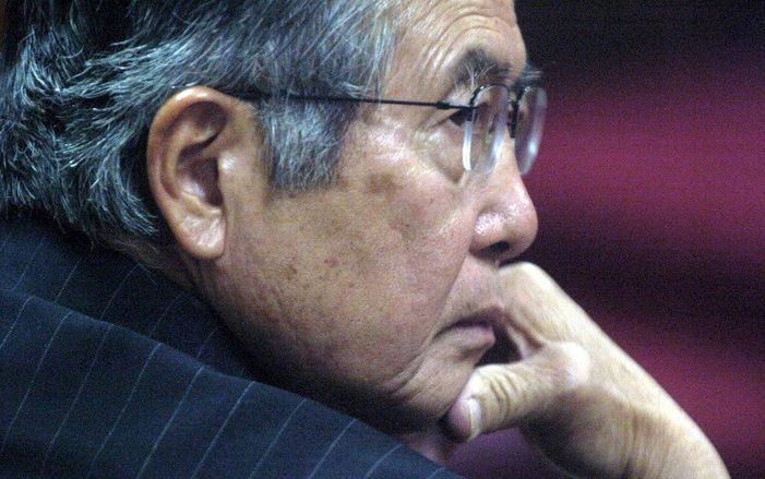 LIMA – De Peruaanse oud president Alberto Fujimori heeft dinsdag een celstraf opgelegd gekregen van zes jaar wegens ambtsmisbruik. Foto: Fujimori tijdens de rechtszitting. Foto EPA