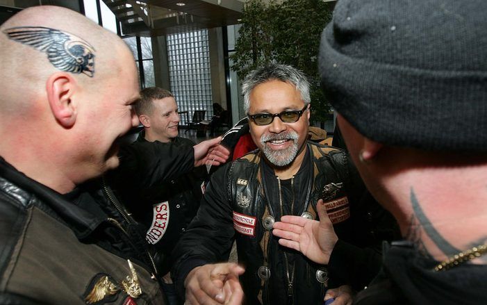 AMSTERDAM – Daniel Uneputty (M), president van het Amsterdamse chapter van de Hells Angels, wordt gefeliciteerd door leden van de Hells Angels bij de rechtbank in Amsterdam. De rechtbank in Amsterdam heeft donderdag het openbaar ministerie (OM) niet ontva