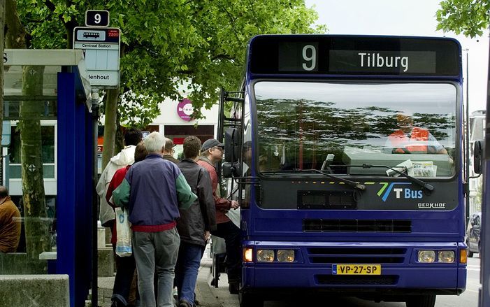 Brabantse buschauffeurs houden maandag een kleine actie: ze zullen stads- en streekbussen besturen in fleurige, eigen kledij. Foto ANP