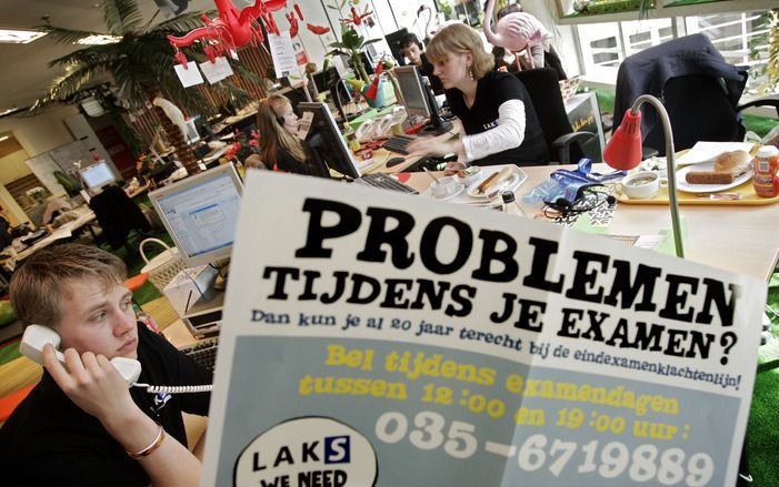 AMSTERDAM – Het telefoonteam van de Eindexamenklachtenlijn in actie. Foto ANP