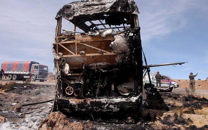 COCHABAMBA – Een uitgebrande bus op de weg tussen de Boliviaanse steden Oruro en Cochabamba herinnert aan de gewelddadige protesten die eerder deze week plaatshadden. Woedende mijnwerkers betoogden tegen de hervorming van het pensioenstelsel. Foto EPA