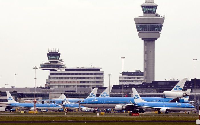 SCHIPHOL - De luchthaven Schiphol mag tot 2020 groeien tot maximaal 510.000 vluchten per jaar. Dat staat in het advies dat oud-minister Alders woensdagmiddag aanbiedt aan minister Eurlings van Verkeer en Waterstaat. Foto ANP