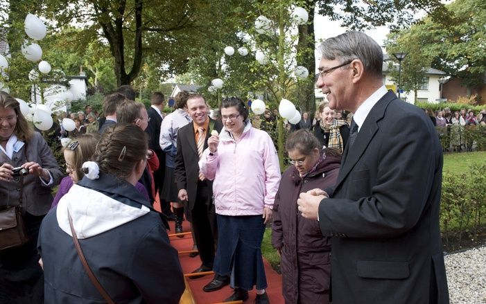 NUNSPEET - SGP-fractievoorzitter Van der Vlies heeft vrijdagmiddag woonlocatie De Klokkenberg in Nunspeet officieel geopend. Foto: Bram van de Biezen.