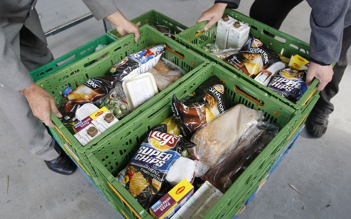 Mensen in Amsterdam die gebruik maken van pakketten van de voedselbank, krijgen vanaf januari van de gemeente een cursus aangeboden om te leren omgaan met geld. Foto ANP