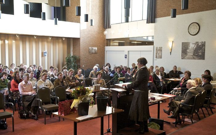 PUTTEN – Predikantsvrouwen van de Gereformeerde Bond waren gisteren in Putten bijeen voor de jaarlijkse contio. Sprekers waren dr. P. J. Visser uit Den Haag en schrijfster Hijltje Vink. Foto Bram van de Biezen