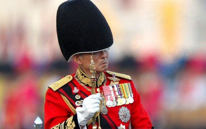 BANGKOK – De Thaise koning inspecteert de erewacht ter gelegenheid van zijn 81e verjaardag. De vorst zal dit jaar niet zijn gebruikelijke verjaardagstoespraak houden omdat hij last heeft van keelpijn. Foto EPA