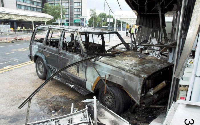 LONDEN - De uitgebrande Jeep in Glasgow. Foto EPA