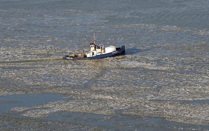 MARKERMEER– Kou heeft Nederland in haar greep. Zeker ’s nachts zakken de temperaturen ver onder nul. Foto: een ijsbreker maakt een doorgang op het Markermeer. Foto Bram van de Biezen