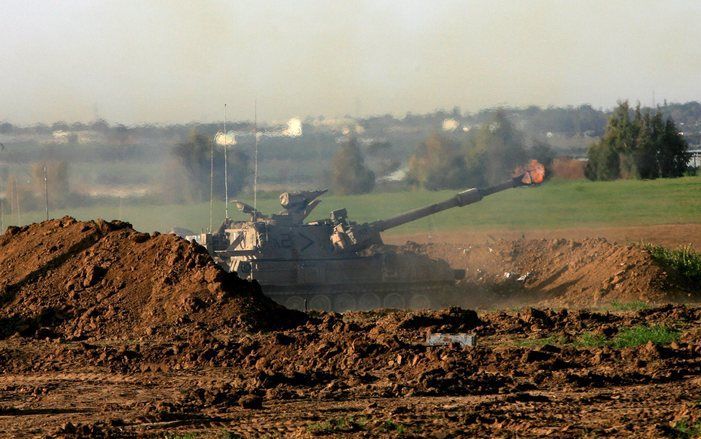 GAZA-STAD - Israëlische grondtroepen zijn op de twintigste dag van het offensief in de Gazastrook het centrum van Gaza–stad genaderd. Tanks bevinden zich op 1,5 kilometer van het centrum en dringen steeds verder de stad binnen. Foto EPA