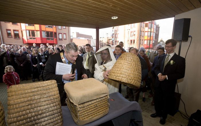 BARNEVELD – Met een zinspeling op de naam van appartementengebouw De Bijeberg was vrijdag een imker betrokken bij de openingshandeling van de nieuwe locatie van Siloah in Barneveld. De woonvoorziening voor gehandicapten is ondergebracht in een wooncomplex