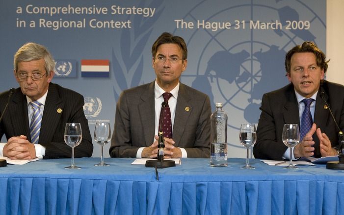 DEN HAAG (ANP) – De Nederlandse ministers Verhagen (Buitenlandse Zaken), Van Middelkoop (Defensie) en Koenders (Ontwikkelingssamenwerking) keken dinsdag tevreden terug op de Afghanistan–top. Foto ANP