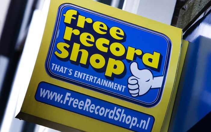 Free Record Shop neemt oude gsm’s in. foto ANP