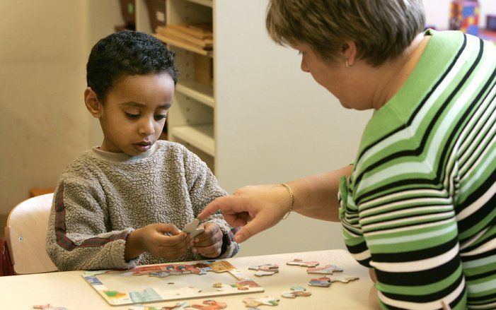 Staatssecretaris Dijksma (Onderwijs) wil geld vrijmaken om gastouders in de kinderopvang goedkoper in aanmerking te laten komen voor een EVC–certificaat, waarmee hun ’verworven competenties’ officieel worden erkend. Het kunnen vaardigheden zijn die een in