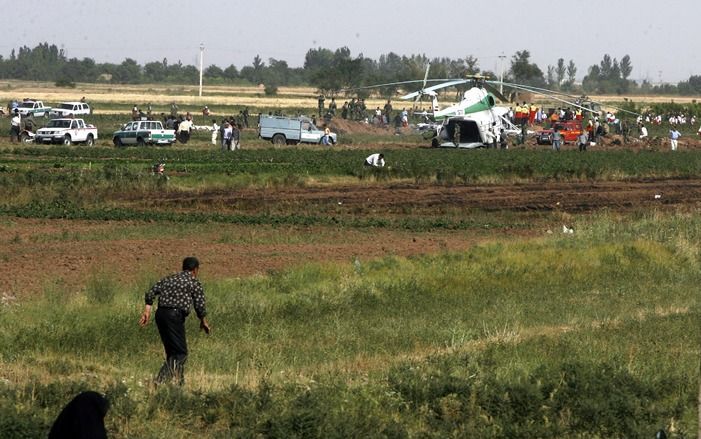 De zwarte dozen met vluchtgegevens van het toestel dat woensdag neerstortte in Iran, zijn teruggevonden. Foto EPA