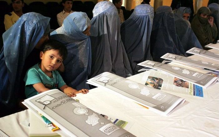 Afghaanse vrouwen worden voorbereid om donderdag een stembureau te bemensen. Foto EPA