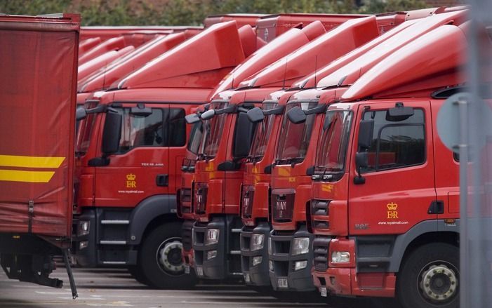 Vrachtwagens van Royal Mail staan stil wegens een staking. Foto EPA