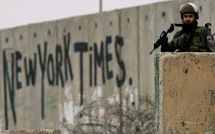 Palestijnse betogers hebben de herdenking van de val van de Berlijnse Muur aangegrepen voor een protest tegen de muur die Israël laat optrekken op de bezette Westelijke Jordaanoever. Ze zetten een vrachtwagen in om een gedeelte van de afscheiding neer te 