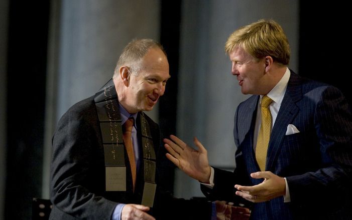 Prins Willem-Alexander reikte vrijdag als regent van de Stichting Praemium Erasmianum de Erasmusprijs uit. Foto: de prijsuitreiking in 2008 aan de Brits-Nederlandse schrijver en journalist Ian Buruma. Foto ANP