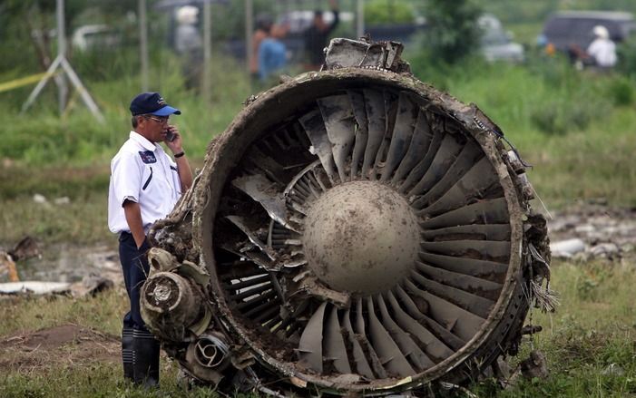 Een van de motoren van de gecrashte Boeing 737 bij JogJakarta in maart 2007. Foto EPA