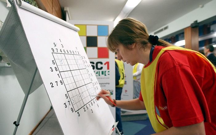 LUCCA – De komst van de sudoku ontketende een puzzelrevolutie. Foto: de Tsjechische Jana Tylova, winnares van het eerste WK sudoku in 2006 in Lucca, Italië. Foto EPA