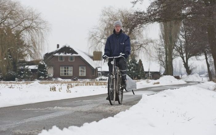 EMST – Krantenbezorger Marco Beekman (32) manoeuvreert dagelijks zijn rijwiel over de spekgladde weggetjes in het buitengebied van Emst om het Reformatorisch Dagblad te bezorgen. „Ik hoef niet zo nodig dagelijks te fitnessen, laat mij maar lekker kranten 