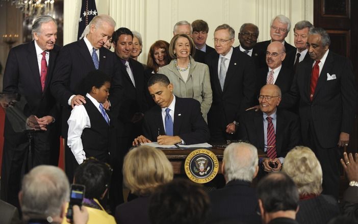 WASHINGTON – De Amerikaanse president Barack Obama heeft dinsdag zijn zwaarbevochten wet over de hervorming van de Amerikaanse gezondheidszorg getekend. Met de handtekening is de wet van kracht geworden. Foto EPA