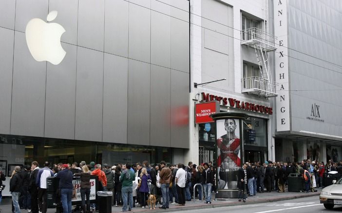 Lange rij voor een winkel van Apple. Foto EPA.