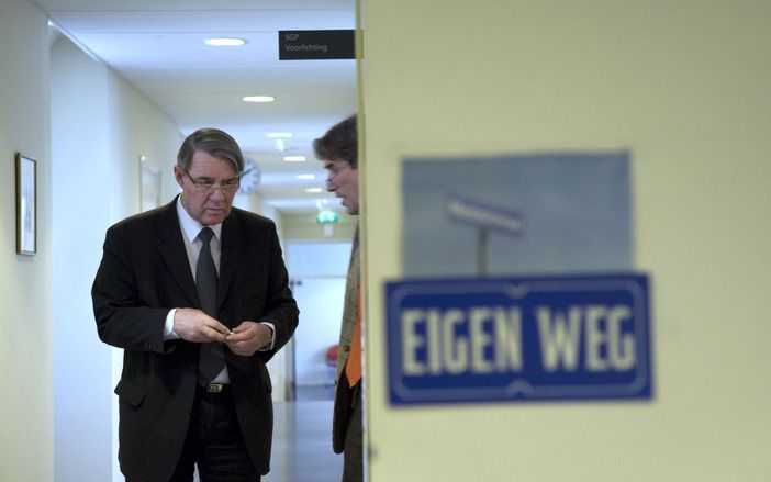 Van der Vlies en persvoorlichter De Bruyne na de persconferentie. Foto Frank van Rossum