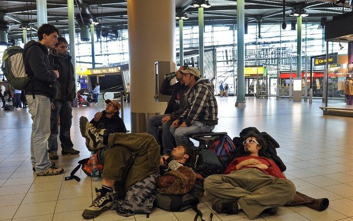 DEN HAAG – Het Rode Kruis levert donderdagavond 1500 veldbedden aan luchthaven Schiphol. Volgens een woordvoerder van het Rode Kruis heeft Schiphol daarom gevraagd. Foto ANP