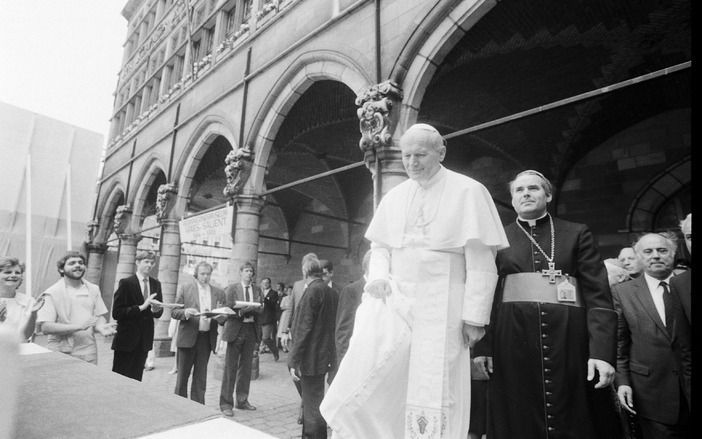 BRUSSEL - Roger Vangheluwe (r.) bij een bezoek van paus Johannes Paulus II in 1985. Foto EPA