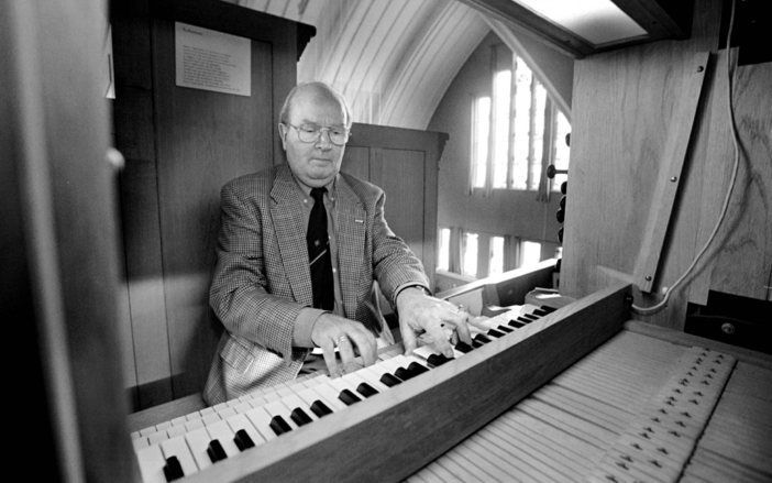 KAMPEN – Jan Zwanepol achter het orgel van de Westerkerk in Kampen. Hij overleed zondag op 74-jarige leeftijd. Foto RD, Anton Dommerholt