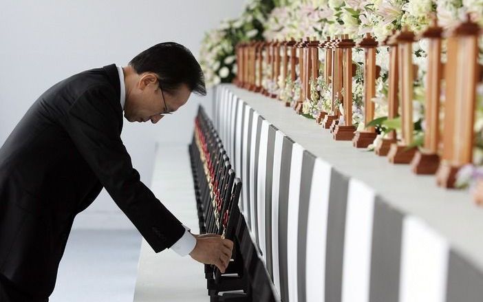 President Myung-bak bevestigt de medaille. Foto EPA.