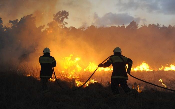 Op het militair oefenterrein De Leusderheide woedt een zeer grote brand. Foto ANP